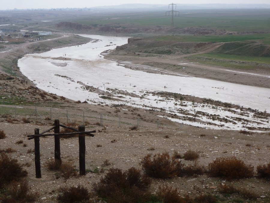 上图:2013年1月10日,雨后的别是巴河充满了水。