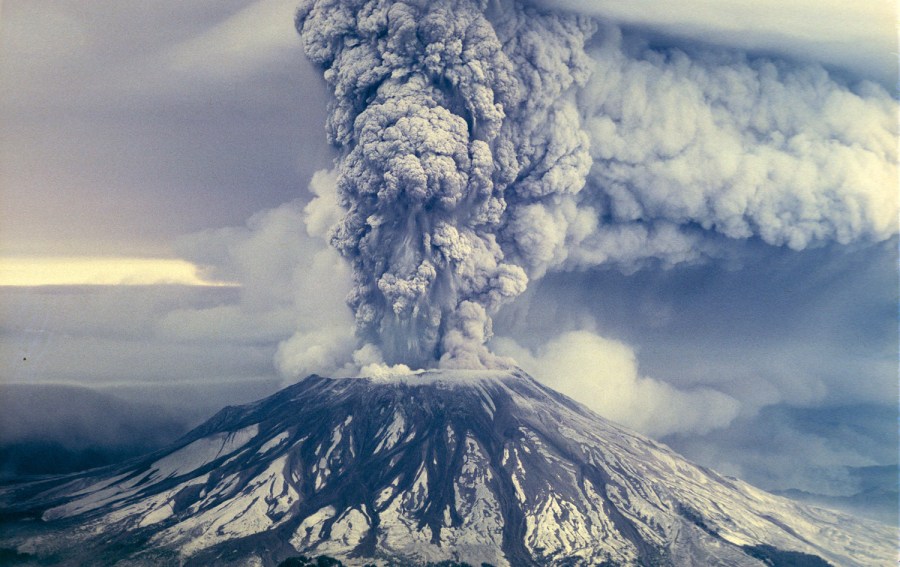 上图:1980年爆发的圣海伦火山(Mount St. Helens),位于美国西雅图附近。创造过程中的一「日」是一天还是一亿年,对于不受时间、空间限制的造物主来说,并没有两样。但许多科学证据都表明,地球、太阳系和宇宙的年龄并没有进化论者所假设的那么长,地质学家所倚赖的放射性测年法建立在许多假设的基础上,所以并不绝对可靠。1992年,有人从圣海伦火山口采集了一块英安岩(Dacite),分成5个样品送到波士顿地质年代(Geochron)实验室做钾氩分析。钾-氩测年法普遍适用于地质领域,其原理是钾-40会自发地衰变成氩-40,半衰期是13亿年。该测定法需要假设钾-40的半衰期恒定不变,起初岩石里没有任何氩-40,而且岩石形成后也没有钾-40或氩-40渗入或逸出。结果,同一块岩石的5个样品测定结果从34万到280万年不等。但实际上,这块岩石是1980-1986年火山几次爆发后形成的,年龄只有10年左右。这表明,根据放射性定年法所推测出来的地球年龄并不可靠。 目前一些科学家根据进化论的假设,计算出地球和太阳系的年龄大约是46亿年,宇宙的年龄大约是138亿年。但这些观点不断受到挑战,许多进化论者无法解释的证据表明,地球并没有人们想象的那么古老。例如: 1、星系旋转太快:银河系中的恒星以不同速度绕着银心快速旋转,靠近中心的比外围的转速更快。如果银河系已经有数十亿年之久,这样快的旋转速度会使恒星不再是现在的螺旋状分布,而是毫无规律的碟形排列。其它星系也有同样的现象。 2、彗星解体太快:根据进化理论,彗星应该与太阳系年龄一样。但每一次彗星接近太阳时,都会失去大量物质,最终完全蒸发。因此彗星存在的年限不会比10万年长多少,许多彗星的最大年龄只有1万年左右。 3、海床淤泥太少:每年陆地上约有250亿吨泥土和石块被水和风侵蚀,作为淤泥沉积在玄武岩海底,其中有10亿吨滑入大陆板块下。如果地球的年龄是46亿年、海洋年龄30亿年,按照目前的沉积速度,海底应该已经沉积了深达几十公里的淤泥,但目前海洋淤泥的平均深度不到400米。 4、海里钠元素含量太少:每年陆地上的河流将4.57亿吨钠元素带入海洋,最多有2.06亿吨会从海中流失,剩余的留在海水中。如果海水原来是淡的,按照最保守的累积速度,不到6200万年就会累积到现有的钠含量。 5、地球磁场衰减太快:从1835年至今的地球磁场测量数据显示,地球磁场强度每100年衰减5%。考古测量也发现,主后1000年地球磁场的强度比今天高40%。按此计算,地球磁场存在的时间只有1万年左右。 6、大气层中的氦气太少:地壳中的放射性元素在衰变时产生氦气,进入大气中,很少能逃出大气层。但是,今天大气层中只有46亿年里应该积累的氦气的0.05%。 7、银河系缺少古老的超新星:超新星就是激烈爆炸的巨大恒星,是宇宙中最明亮、巨大的天体之一,超新星爆炸后的遗迹(SNRs)能持续膨胀几百万年。科学家认为,银河系每25年就应该产生一颗超新星,因此,银河系目前应该存在大约12颗第一期的SNRs(年龄小于300年,约19%可以被观测到,即2颗),4800颗第二期的SNRs(年龄300-12万年,约47%可以被观测到,即2260颗),3万5千颗第三期的SNRs(年龄12万-600万年,约14%可以被观测到,即5000颗)。但天文学家并没有在银河系里观测到第三期的SNRs,只观测到5颗第一期的SNRs、200颗第二期的SNRs,如此计算出来的银河系年龄只有200/47%*25+300=1万1千年。