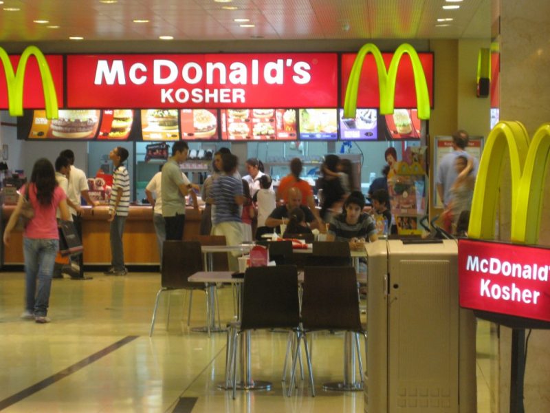 上图:在犹太Kosher认证的麦当劳里不能供应奶酪汉堡。在正统犹太人的家中,肉与奶要分用不同的容器与刀具,并尽可能分开冰箱与厨柜。