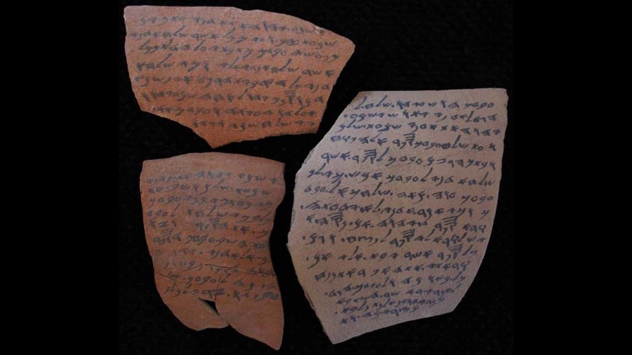 上图：拉吉信件（Lachish Letters, Lachish Ostraca or Hoshaiah Letters），是一系列用含碳墨水写在粘土陶片上的古希伯来语信件，出土于拉吉遗址（Tel Lachish），现存于大英博物馆和以色列博物馆。这些信件记录了犹大遭受巴比伦攻击的情形，证实拉吉和亚西加是当时最后剩下的两座坚固城（耶三十四7）。