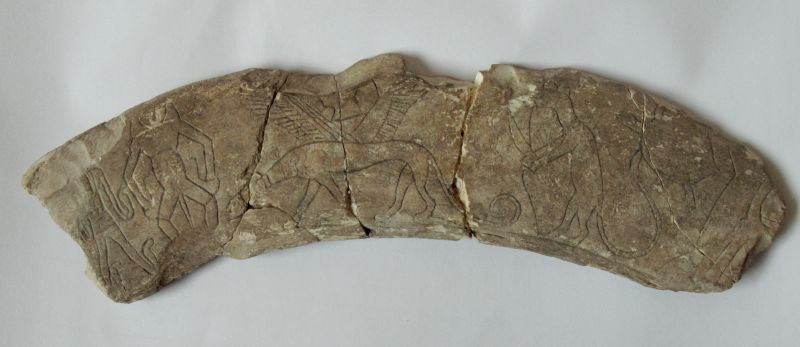 上图:亚伯拉罕时代的迦南人盛行各种邪术。上图是主前19-17世纪迦南人的避邪魔杖,一面是避邪的图案,另一面是咒语。现藏于耶路撒冷的以色列博物馆(The Israel Museum, Jerusalem)。