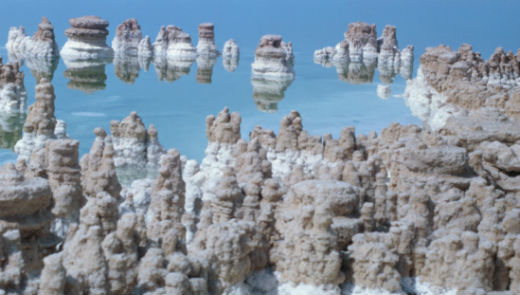 上图：死海南部各种奇形怪状的盐柱很常见。