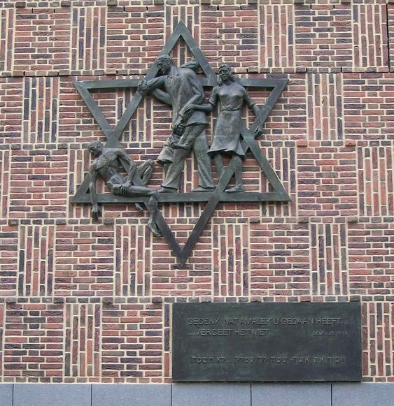 上图：荷兰海牙的第二次世界大战纪念雕塑大卫星（Davidster），由荷兰雕塑家Dick Stins制作，1967年10月立于原来的犹太社区及会堂Marktstraat街，下面用荷兰文和希伯来写着：「当纪念亚玛力人怎样待你......不可忘记」，引自申命记二十五17、19。