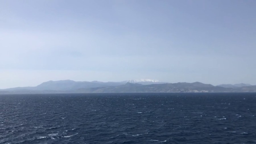 上图：从海上远眺克里特岛的Psiloritis山脉和海拔2456米高的主峰艾达山（Mount Ida）。