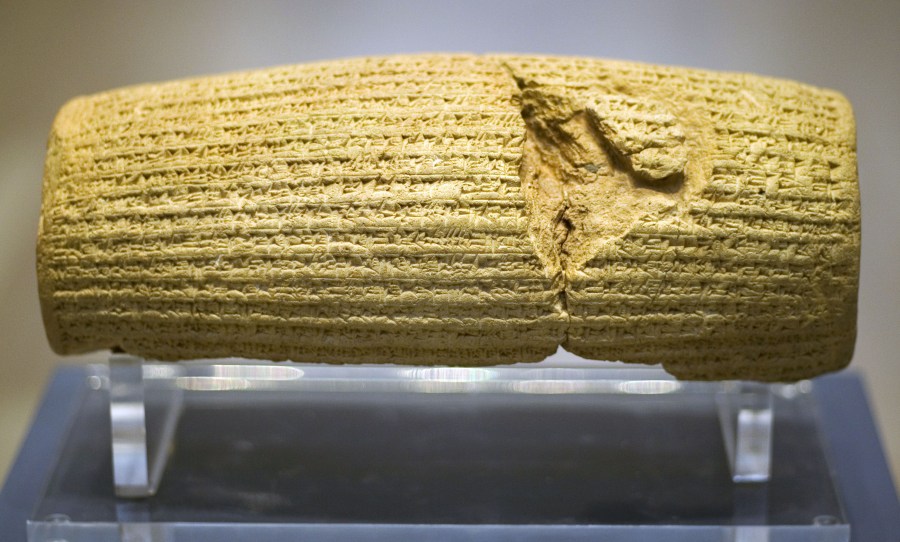 上图：巴比伦遗址出土的居鲁士圆柱（Cyrus Cylinder‎）是一个主前6世纪的泥制圆筒，以居鲁士大帝（Cyrus the Great，主前539-530年在位）的名义用古代阿卡德语楔形文字写成，现存于大英博物馆。居鲁士圆柱上的铭文记载，波斯攻陷巴比伦以后，居鲁士大帝宣布释放所有的奴隶回乡，这是居鲁士大帝允许被掳巴比伦的犹太人重返耶路撒冷的证据。