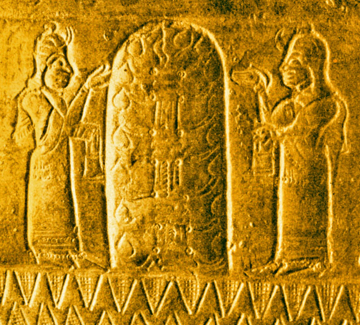 上图：亚述强敌乌拉尔图（Urarṭu）人的生命树，来自阿尔吉什提一世（Argishti I，主前786-764年在位）时代的铜盔残片，出土于亚美尼亚首都附近的特什拜尼（Teishebaini）。乌拉尔图位于黑海东南部和里海西南部在亚美尼亚高原。「生命树」的记忆存在于各个古代文明之中，以不同的形式出现在古代苏美尔人、埃及人、巴比伦人、亚述人、中国人、印度人和乌拉尔图人等许多古代文明的文献和遗址里。这从侧面佐证人类的祖先都来自伊甸园。