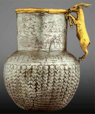 上图：主前13世纪古埃及的银瓶，出土于Tell Basta。钱币要到主前六世纪才发明，古代的贸易是用贵金属、宝石、香料、香以及其他奢侈品按重量以货易货。银子在古代世界每个地方都是很普遍的贸易品，埃及没有天然银矿，所以银子很受欢迎。