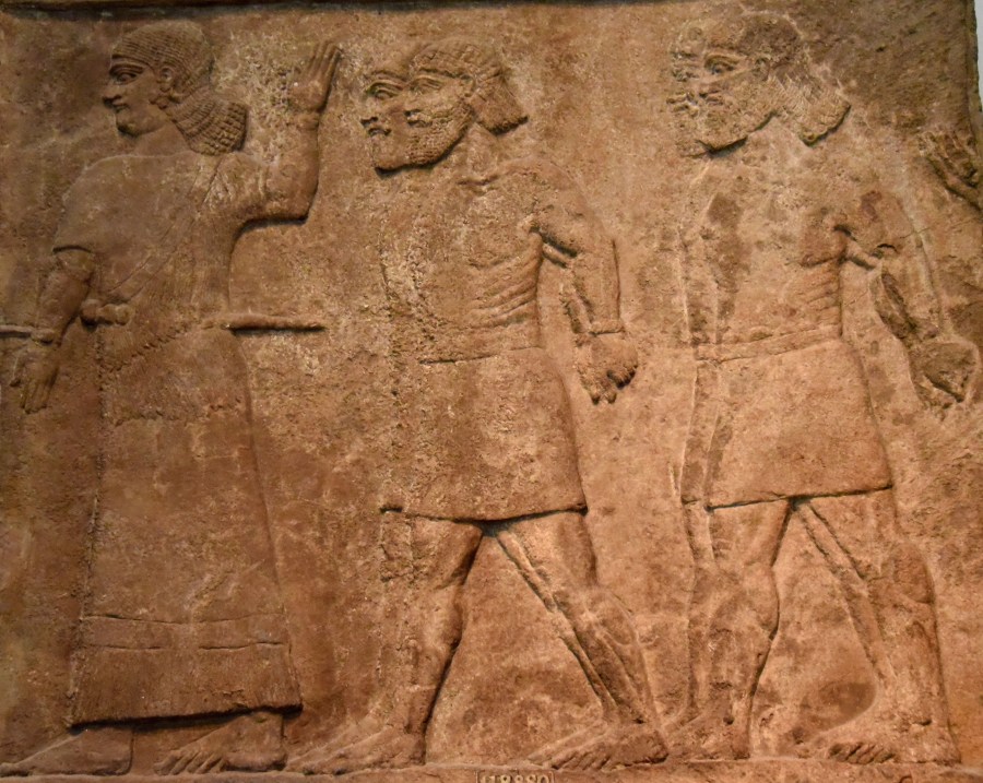 上图：主前728年从宁录出土的亚述浮雕，描绘阿拉伯俘虏被带到亚述王提革拉·毗列色（Tiglath-pileser III，主前744-727在位）面前检视。收藏于大英博物馆。