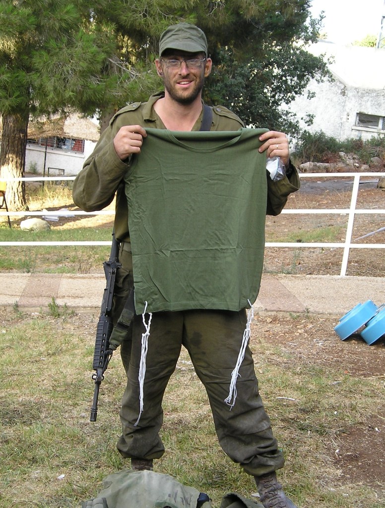 上图：以色列士兵的橄榄绿祷告衬衣和繸子。