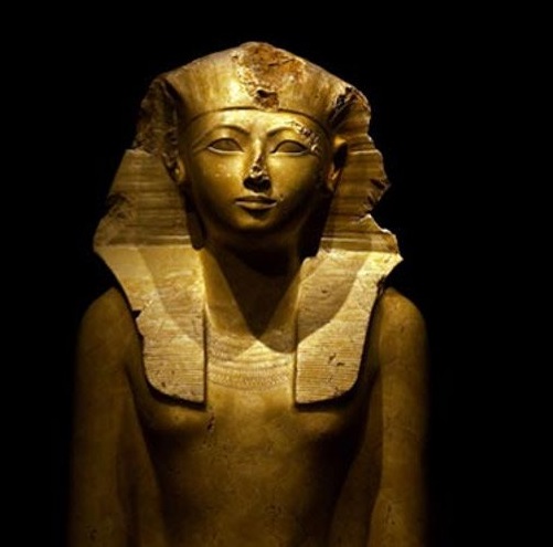 上图：古埃及第十八王朝女法老哈特谢普苏特（Hatshepsut，主前1478–1458年在位）。图特摩斯二世并非嫡子，所以与他的异母姐姐、图特摩斯一世嫡女哈特谢普苏特结婚，以使他的统治合法化。婚后三年，图特摩斯二世突然死亡，哈特谢普苏特成为法老。哈特谢普苏特执政的期间，停止了对外战争、注重贸易，埃及变得繁华富庶，大规模建筑神庙。神对摩西说「寻索你命的人都死了」（出四19），可能包括图特摩斯二世和女法老哈特谢普苏特。