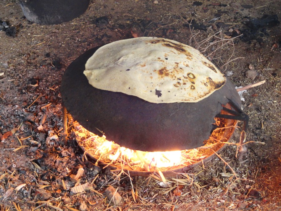 上图：以色列的贝都因人用铁鏊烤饼。