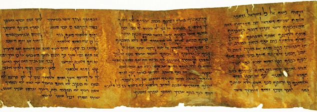 上图：主前50年的死海古卷十诫羊皮纸，是目前保存得最好的古代十诫经文。在这份羊皮纸中，同时提到了守安息日的两个原因：出埃及记所说的记念神六天创造世界，以及申命记所说的记念神领百姓出埃及。