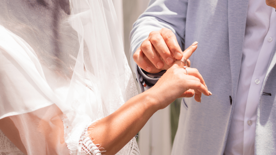 上图：犹太传统婚礼中的戒指仪式（The Ring Ceremony）。根据犹太律法，当新郎向新娘赠送有价值的物品时，婚姻就正式成立。传统上是新郎在新娘的右手食指上戴一枚由简单、普通的金属制成的戒指，然后在证人面前用希伯来文和当地语言说：「看哪，根据摩西和以色列的律法，你借着这枚戒指已分别为圣，成为我的妻子。Behold, you are consecrated to me with this ring according to the laws of Moses and Israel./ Haray at m'kudeshet li b'taba'at zo k'dat Moshe v'Yisrael.」