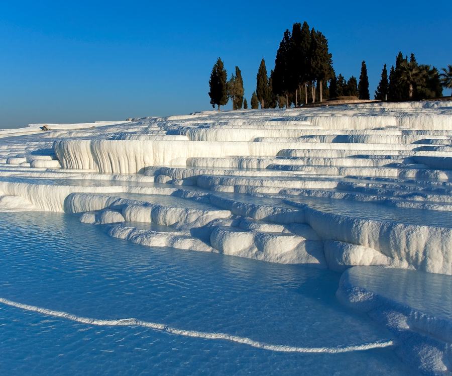上图：老底嘉附近希拉波利斯温泉形成的棉花堡（Pamukkale）景观。