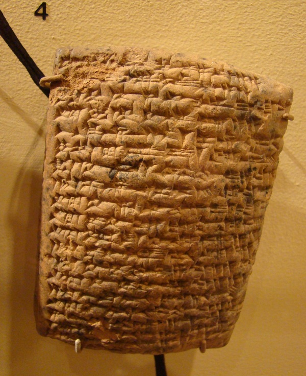 上图：美索不达米亚古城努斯出土的努斯石版（Nuzi Teblets），已发现5000多块，大都是主前14-15世纪的法律和商业文件，印证了创世记中许多记录的民俗和法律背景。其中记载，长子继承的产业比其他众子多一倍。但长子不一定按出生的先后为序，而是由父亲指定。父亲一经指定，就不能更改，特别是在临终床上所定的，更是如此。正式口头遗言具有法律效力，而口授形式的开头，就是「我如今老了，不知道哪一天死......」（创二十七2）。