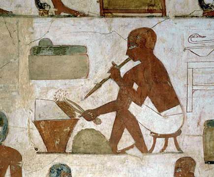 上图：古埃及壁画，一个金匠正在用泥炉冶炼金属。高纯度的银子，是用银矿经过破碎、研磨、筛选、过滤与高温精炼的过程得着的。银子的纯度越高、品质越好，就必须经过越多的高温熬炼来去除杂质。