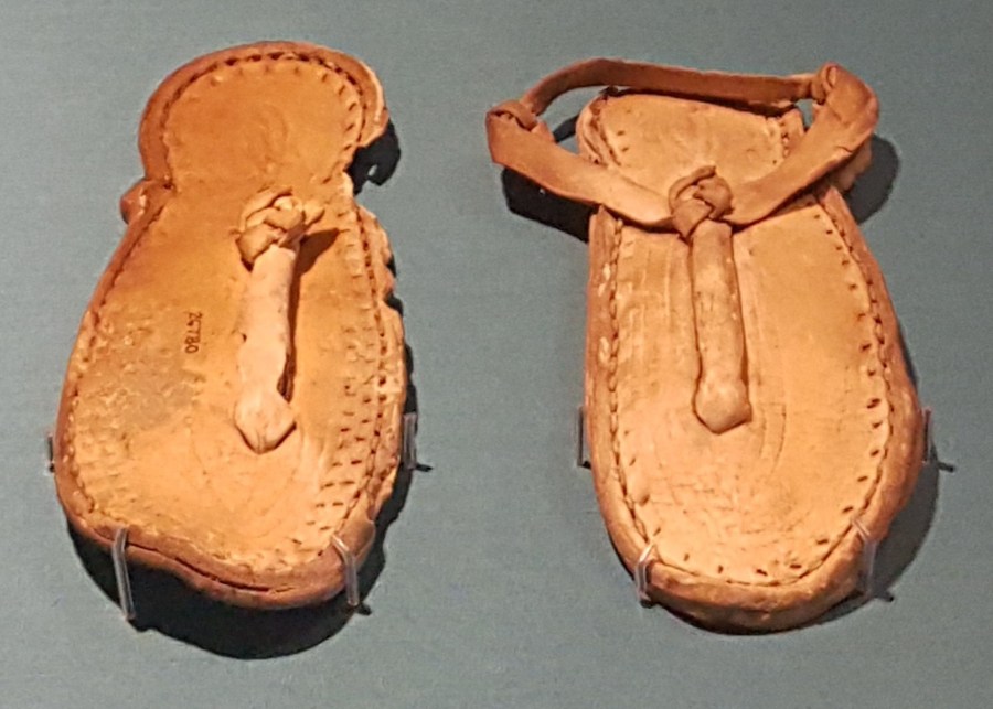 上图：出土于底比斯的古埃及新王国时期（主前1550-1069年）皮凉鞋，现藏于大英博物馆。凉鞋经常出现在古埃及的墓葬中，通常由编织的芦苇或木头制成，但这双是用皮革制成的。凉鞋可能是古代财富的象征，因为在古埃及的壁画中，大多数成人和儿童都是赤脚的。
